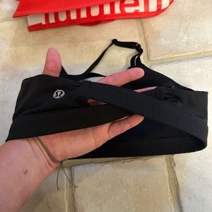 Lululemon Women’s black crisscross bra with removable pads & straps